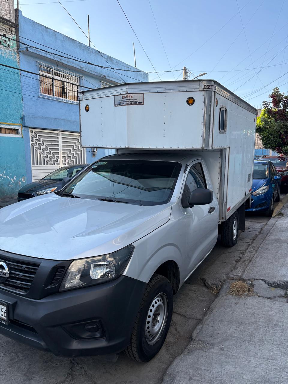 Camion de mudanza y equipo profesional